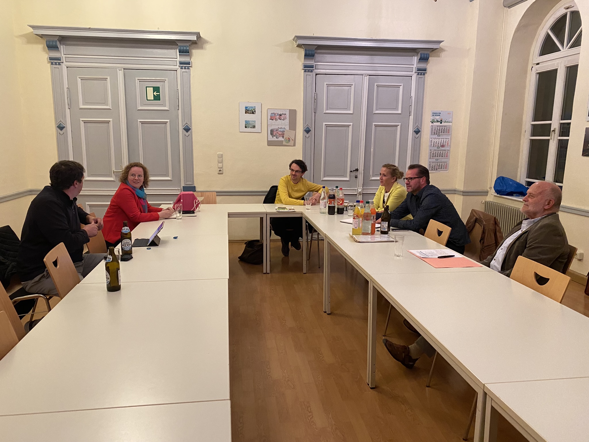 mehrere Personen an einem Tisch im Gespräch