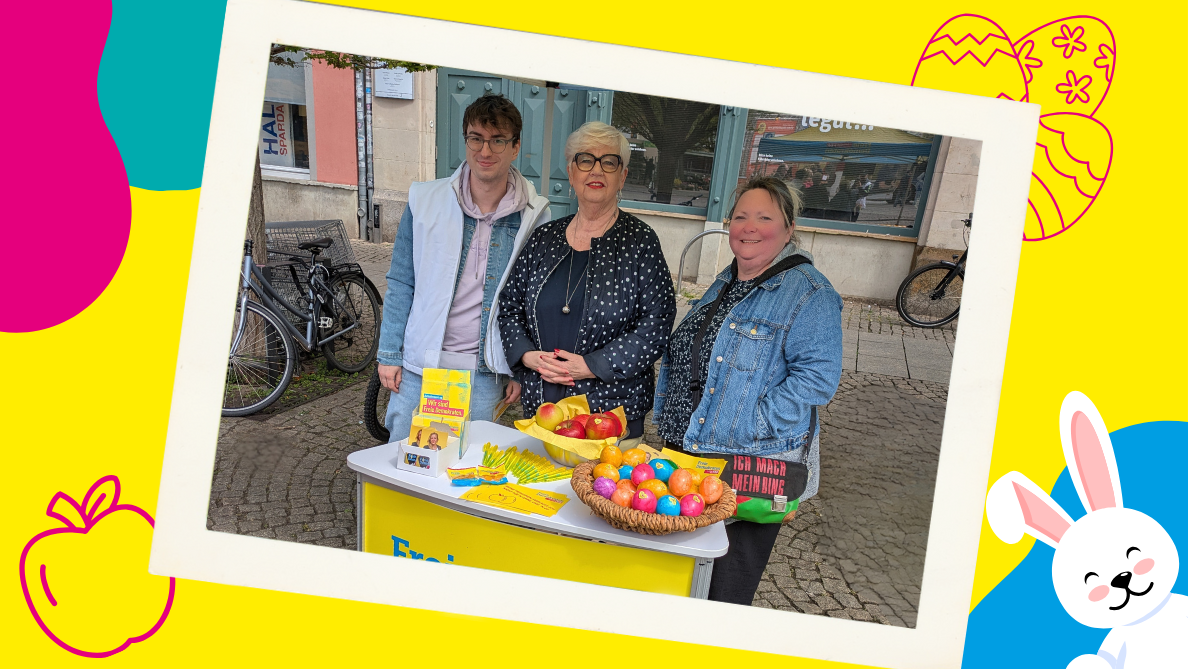 Bild vom Stand mit 3 Personen und Ostereiern, sowie Infomaterial