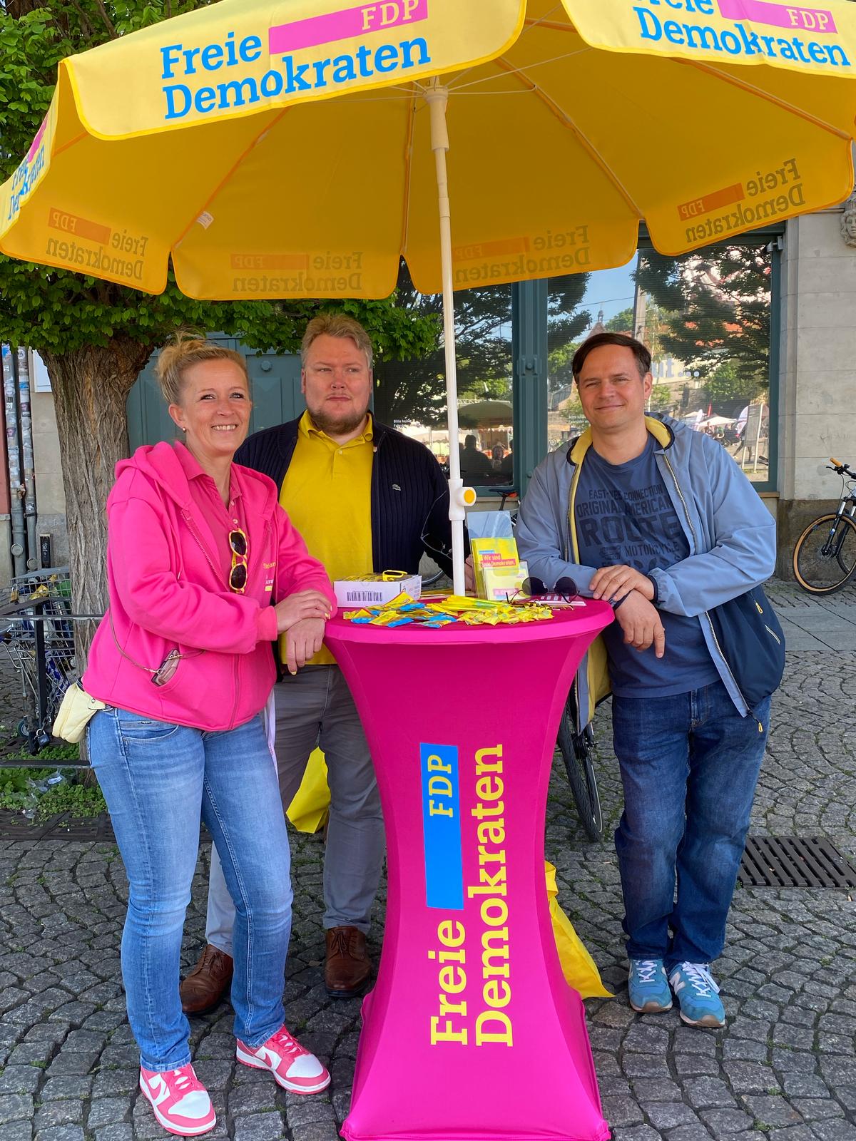 Mitglieder der FDP Erfurt beim Infostand am 1. Mai auf dem Domplatz