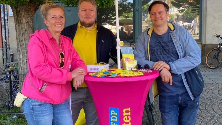 Mitglieder der FDP Erfurt beim Infostand am 1. Mai auf dem Domplatz