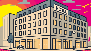 Stilisierte, farbenfrohe Vektorillustration eines modernen Hotels an einer Straßenecke. Das Gebäude ist sechsstöckig, mit großen Fenstern, einem Fahrrad vor dem Eingang und einem Baum auf dem Gehweg. Der Hintergrund zeigt einen leuchtenden Sonnenuntergang mit Wolken und fliegenden Vögeln vor pink-gelbem Himmel im Retro-Stil.