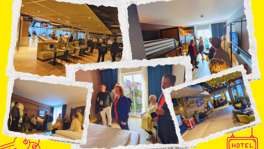 Collage aus fünf Fotos vom FDP-Stammtisch im H2-Hotel Erfurt. Zu sehen sind verschiedene Bereiche des Hotels: der Speisesaal mit gelben Polstern und modernem Design, ein Mehrbettzimmer mit Etagenbetten, zwei Gruppen von Teilnehmenden bei der Besichtigung von Doppelzimmern mit Blick auf die Stadt und der Eingangsbereich mit Sitzgelegenheiten und Rezeption. Der Hintergrund der Collage ist gelb, unten links sind stilisierte Schlüssel und unten rechts ein Schild mit der Aufschrift „HOTEL“ zu sehen.