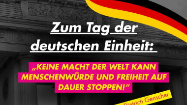Grafik zum Tag der Deutschen Einheit des FDP-Kreisverbands Erfurt. Im Hintergrund ist das Brandenburger Tor in Schwarz-Weiß zu sehen, darüber eine geschwungene Deutschlandflagge. In der Mitte steht der Text „Zum Tag der deutschen Einheit: ‚Keine Macht der Welt kann Menschenwürde und Freiheit auf Dauer stoppen!‘“ in gelber Schrift auf pinkem Hintergrund. Unten rechts ist eine gelbe Strichzeichnung von Hans-Dietrich Genscher mit seiner Namensunterschrift. Oben rechts das Logo des KV Erfurt